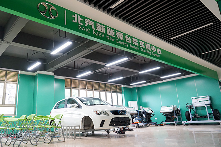 中才教仪与广州万通汽修校合作北汽新能源实训室